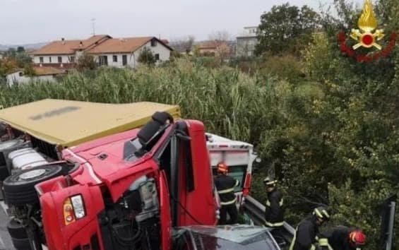 Incidente Ancona | Camion Si Ribalta E Schiaccia Ambulanza | Due Morti